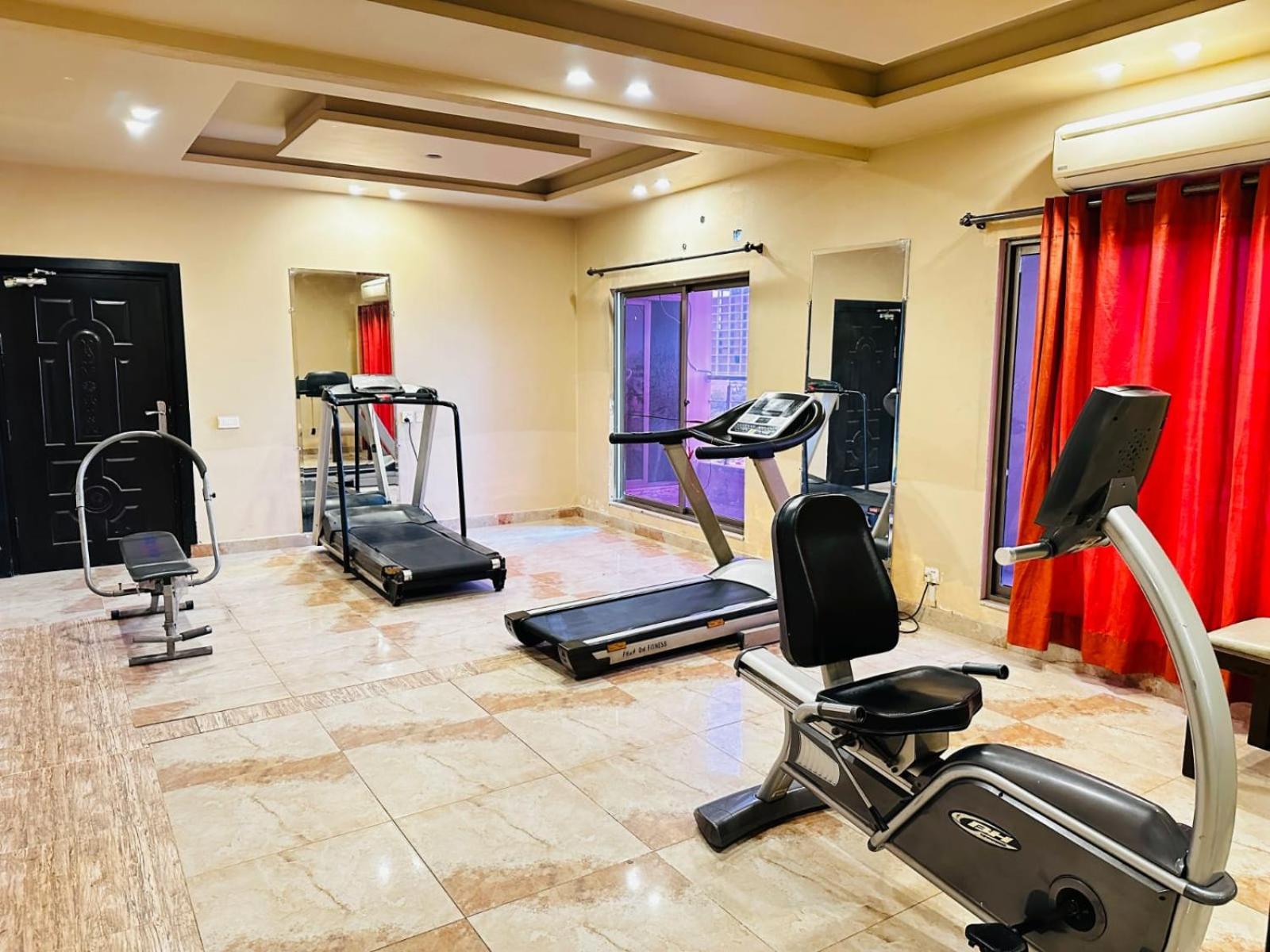 Grand Regent Hotel And Suites 파이살라바드 외부 사진