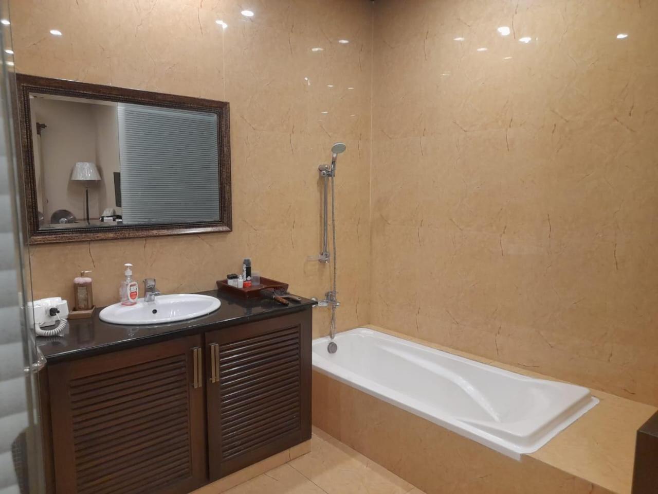 Grand Regent Hotel And Suites 파이살라바드 외부 사진