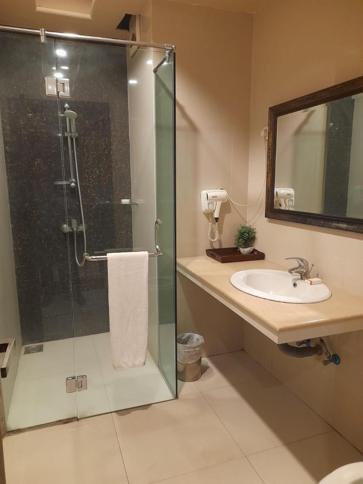 Grand Regent Hotel And Suites 파이살라바드 외부 사진