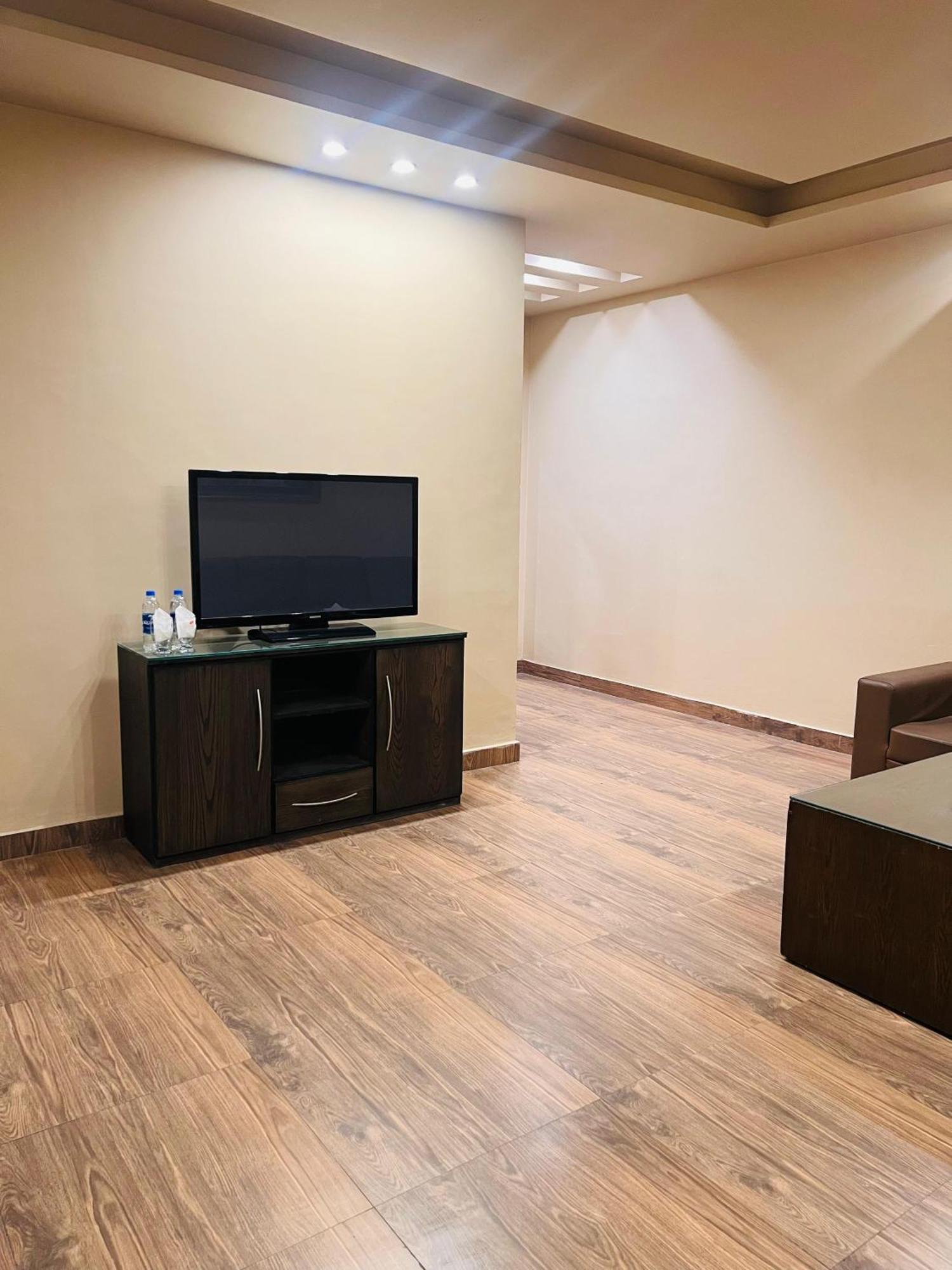 Grand Regent Hotel And Suites 파이살라바드 외부 사진