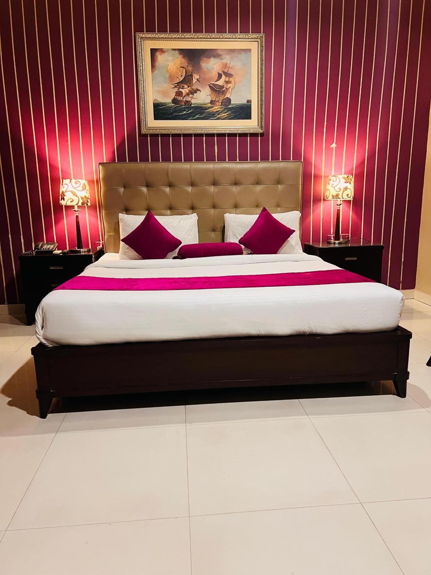Grand Regent Hotel And Suites 파이살라바드 외부 사진
