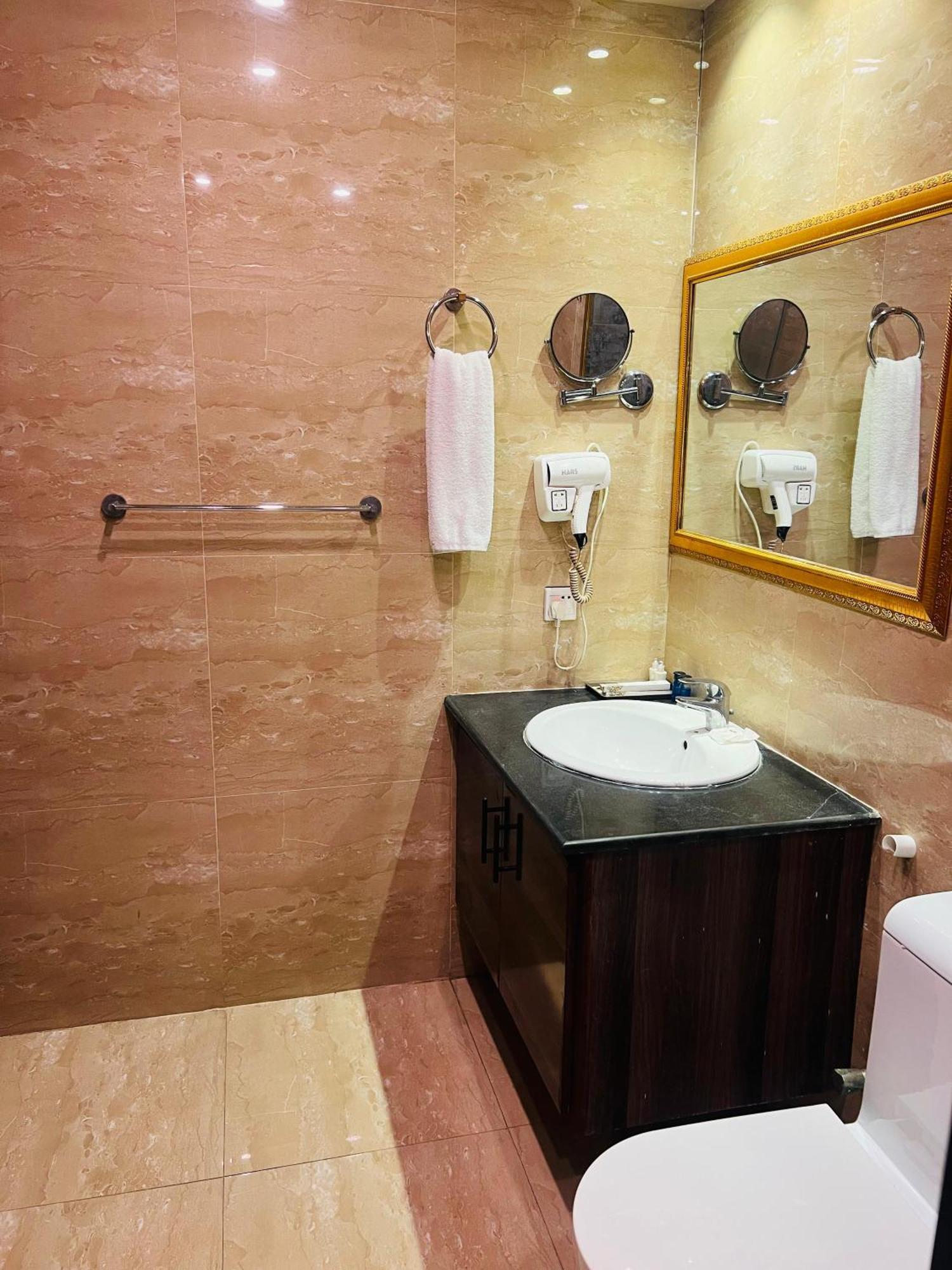 Grand Regent Hotel And Suites 파이살라바드 외부 사진