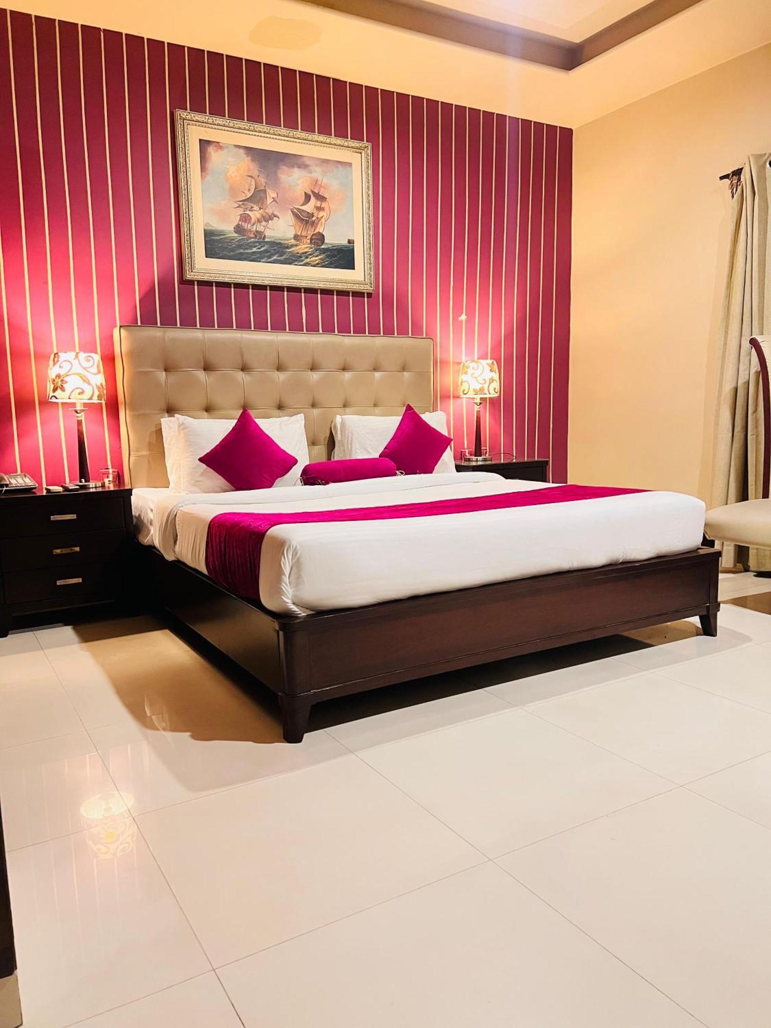 Grand Regent Hotel And Suites 파이살라바드 외부 사진